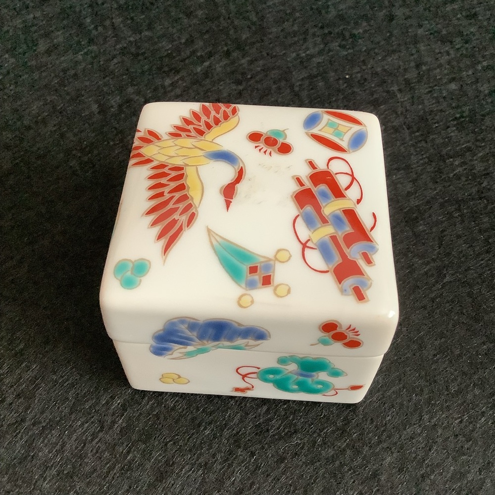 Vintage Japanese kutani porcelain small box.